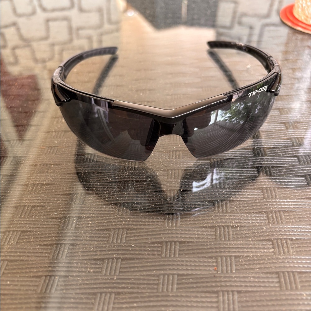 Tifosi Optics Sleek Black Sports Sunglasses